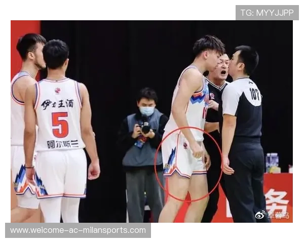 后卫“盯人贴身训练”被视频记录，细节教学成热搜话题