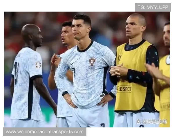 足球史罕见!主裁判被球砸倒无法继续比赛 足球史罕见!主裁判被球砸倒无法继续比赛