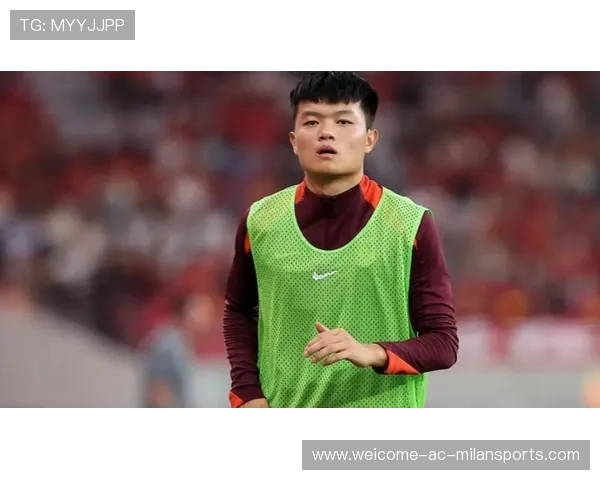 上海海港杨希抢断后推进，连续带球压到前场